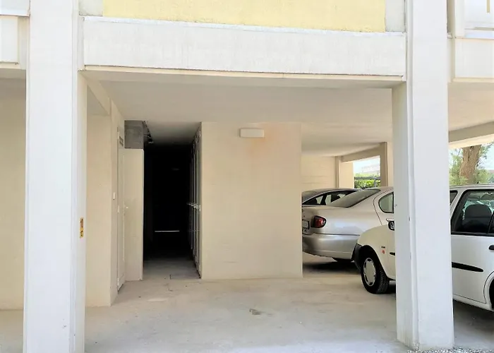 In A Prime Seafront Location شقة *